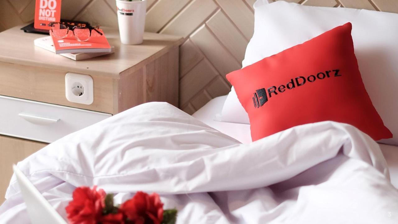 Reddoorz Tuan Viet Hotel Dinh Tien Hoang Ho Chi Minh-staden Exteriör bild
